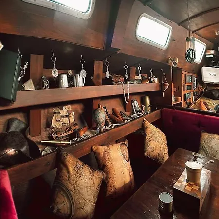 The Captains Locker - 30ft Yacht Hotel na wodzie