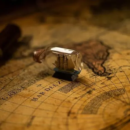 The Captains Locker - 30ft Yacht Botel *