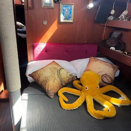 Hotel na wodzie The Captains Locker - 30ft Yacht *