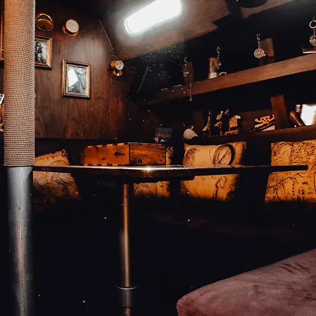 Botel The Captains Locker - 30ft Yacht *