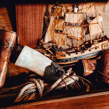 Botel The Captains Locker - 30ft Yacht