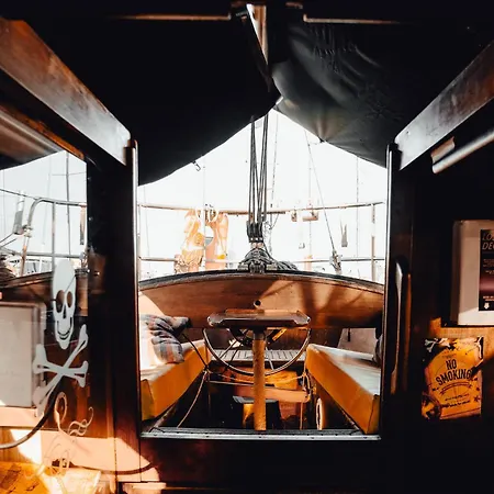 Hotel na wodzie The Captains Locker - 30ft Yacht *