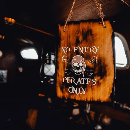 The Captains Locker - 30ft Yacht Botel *