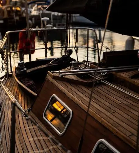 The Captains Locker - 30ft Yacht Botel *