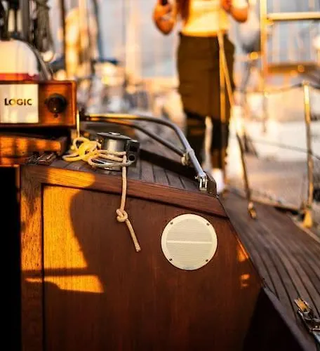 The Captains Locker - 30ft Yacht Botel