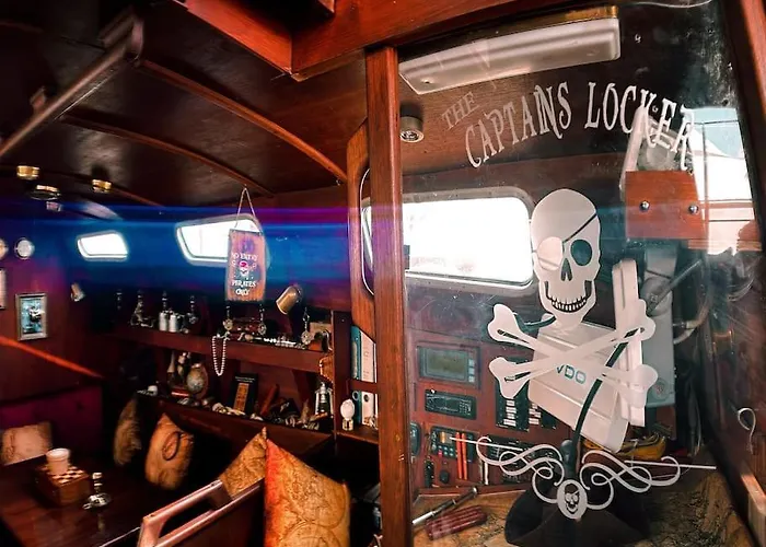 Botel The Captains Locker - 30ft Yacht